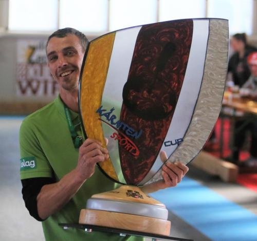 FT  0564 manuel untersteiner und pokal